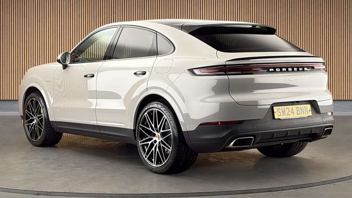 Porsche Cayenne Image 2
