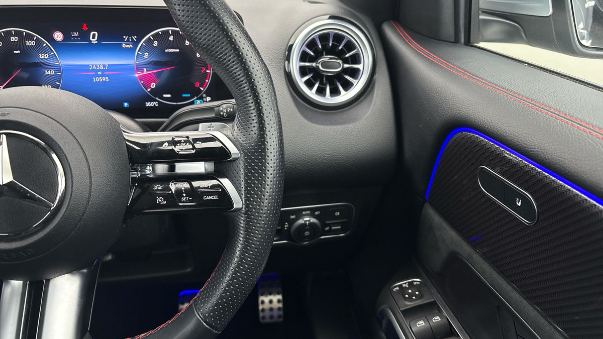 Mercedes-Benz GLB Image 14