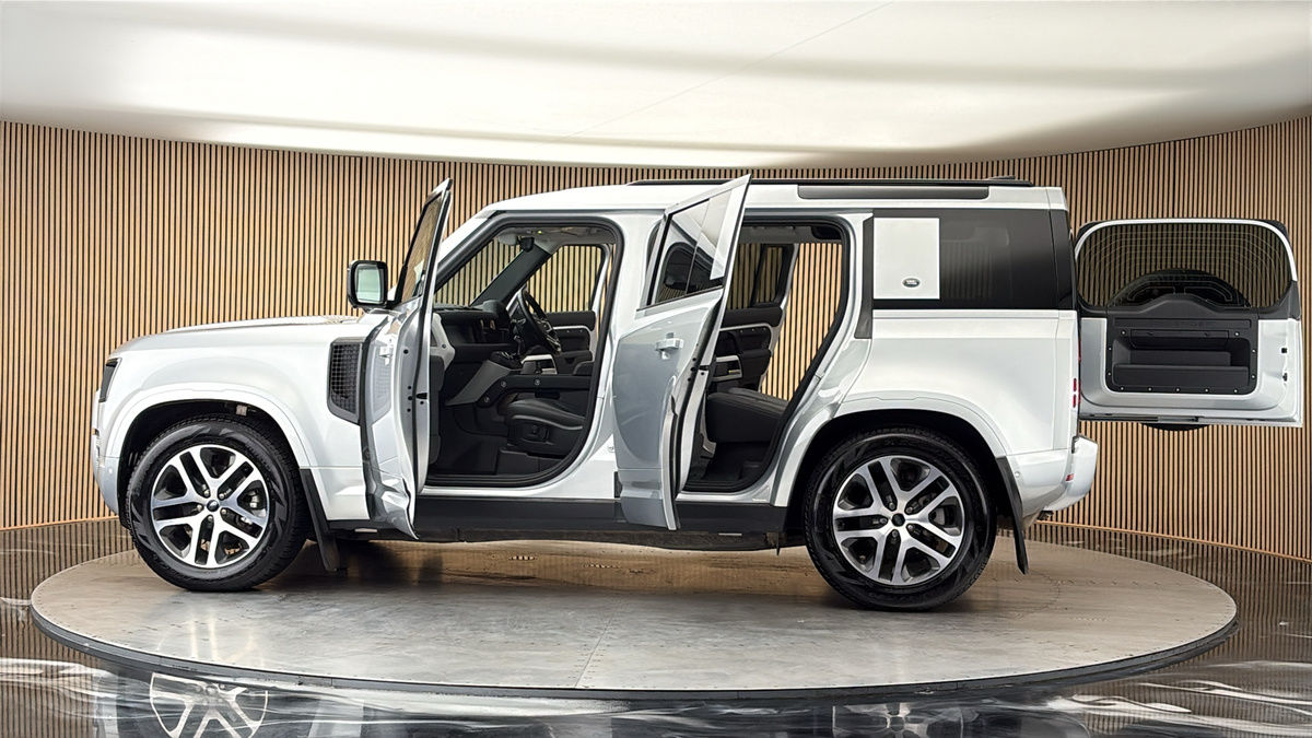 More views of Land Rover Defender 110