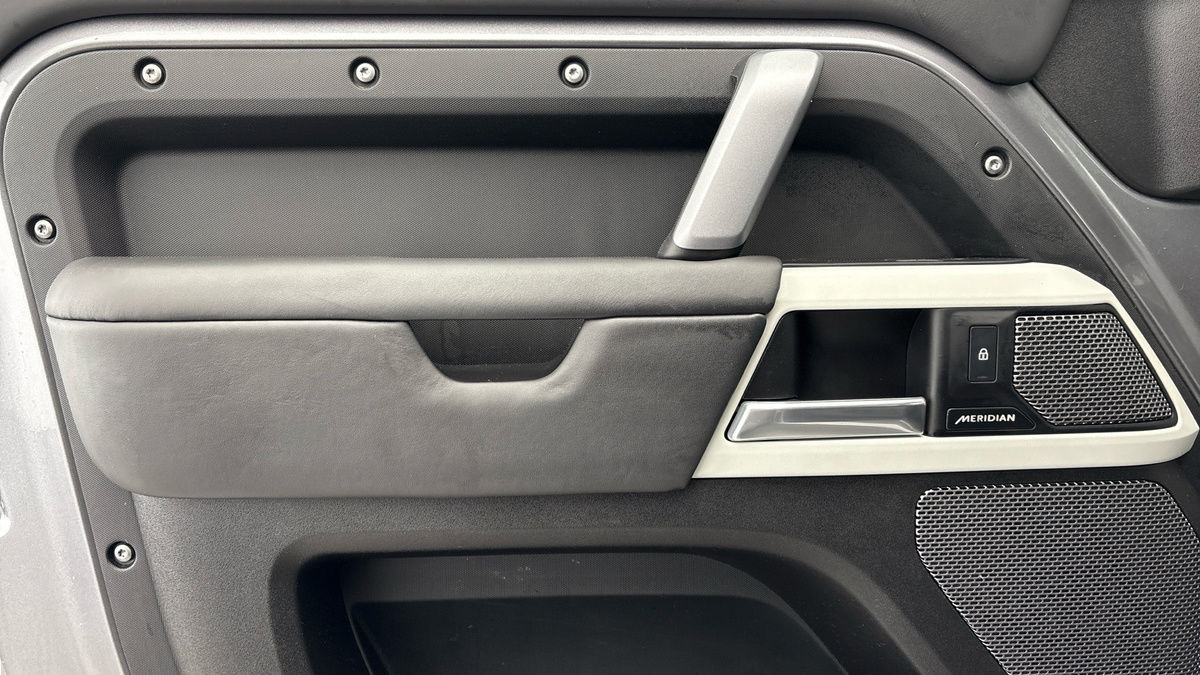 Land Rover Defender 110 Image 19