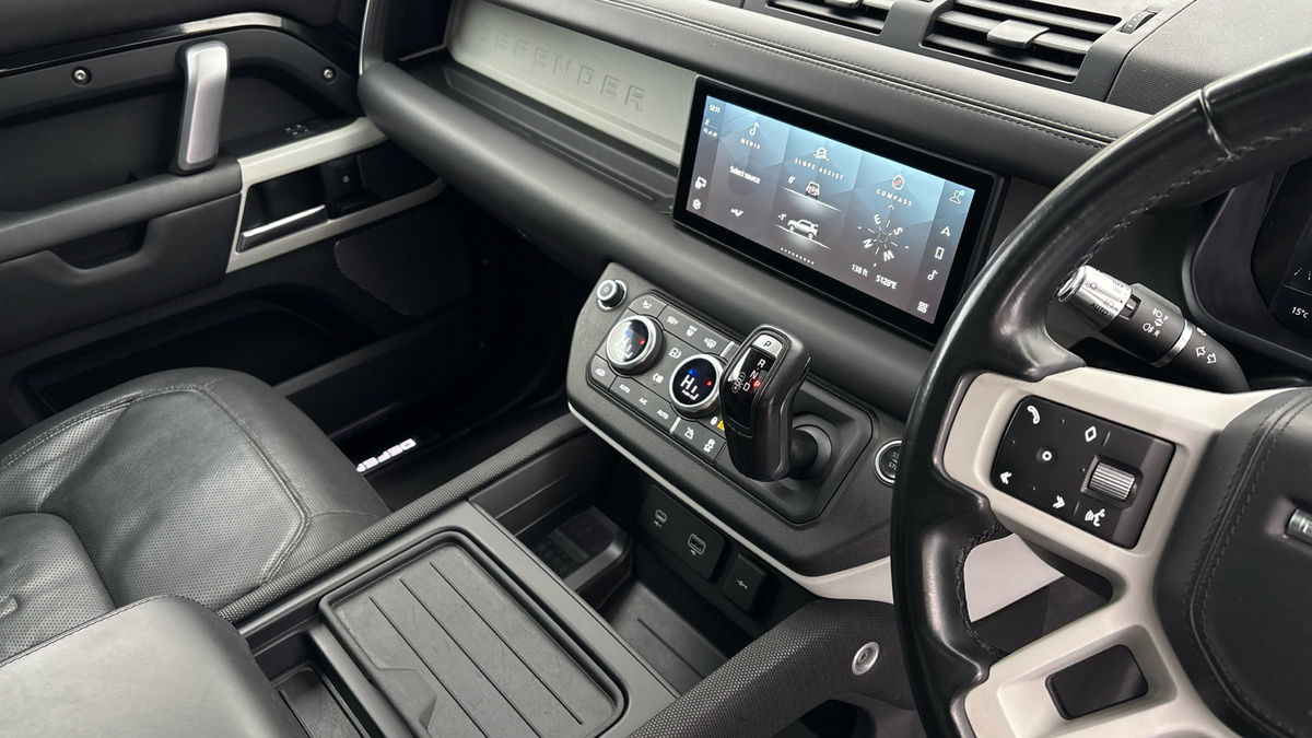 Land Rover Defender 110 Image 18
