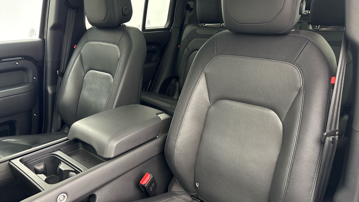 Land Rover Defender 130 Urban Image 7