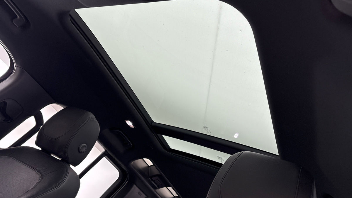 Land Rover Defender 110 Image 6