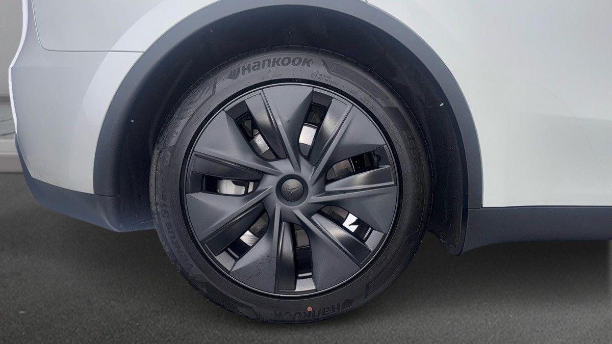 Tesla Model Y Image 10