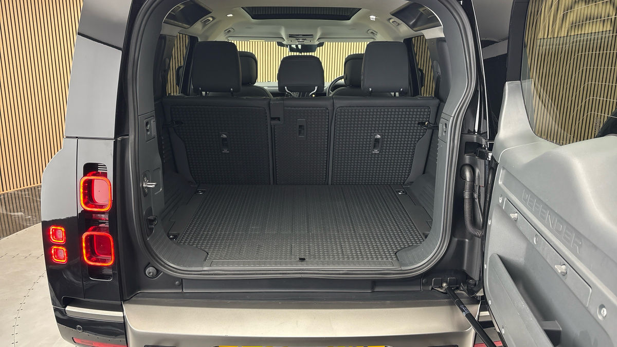 Land Rover Defender 110 Image 11