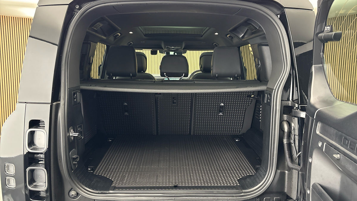 Land Rover Defender 110 Image 11