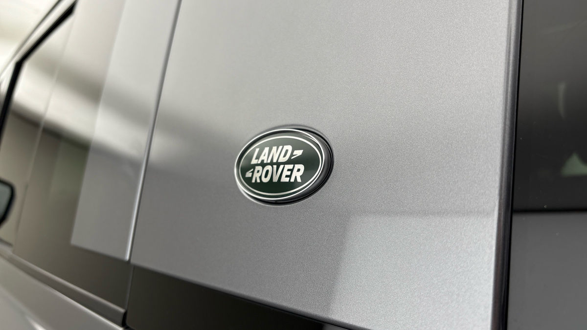 Land Rover Defender 110 Image 27