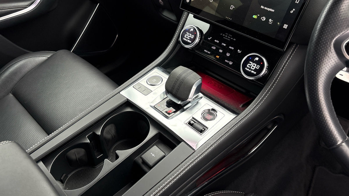 Jaguar F-PACE Image 18