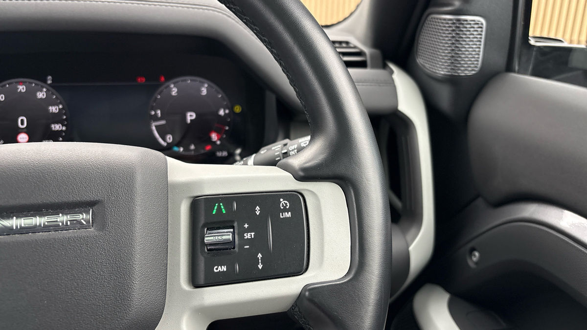 Land Rover Defender 110 Image 14