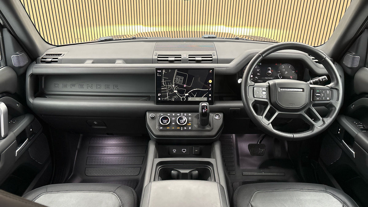 Land Rover Defender 110 Image 12