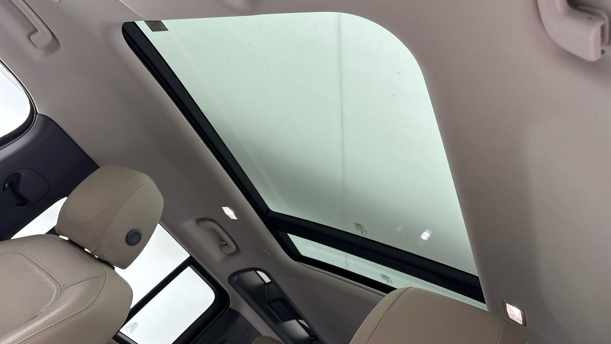 Land Rover Defender 110 Image 6