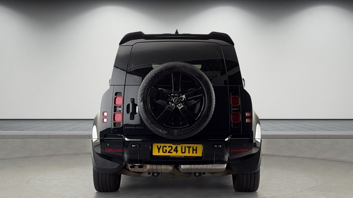 Land Rover Defender 110 Image 4