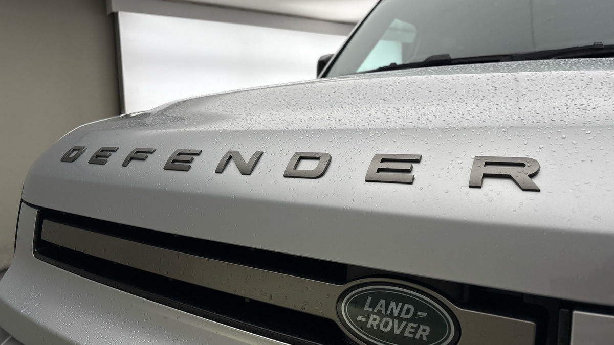 Land Rover Defender 110 Image 24