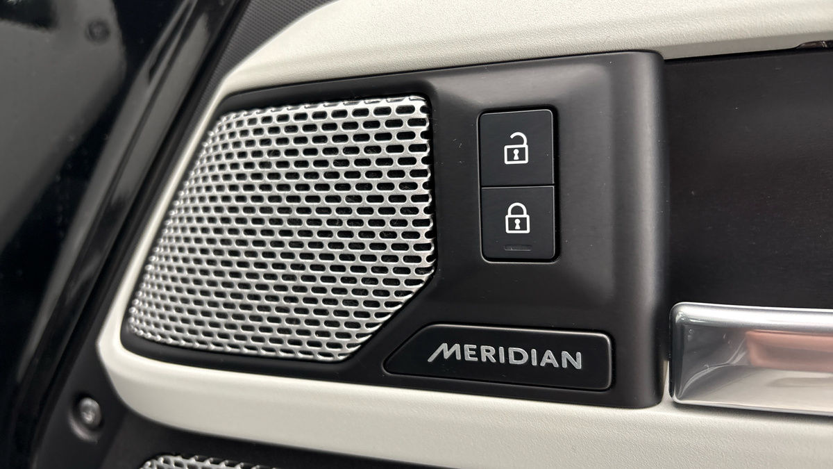 Land Rover Defender 130 Urban Image 28