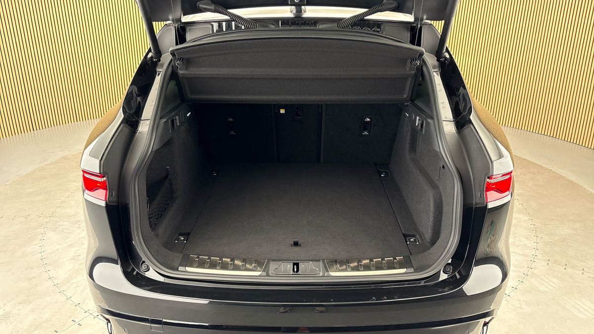 Jaguar F-PACE Image 11
