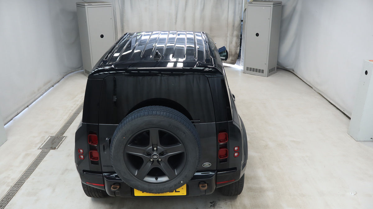 Land Rover Defender 110 Image 8