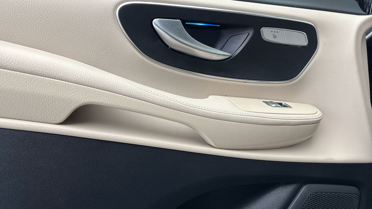 Mercedes-Benz V Class Image 19