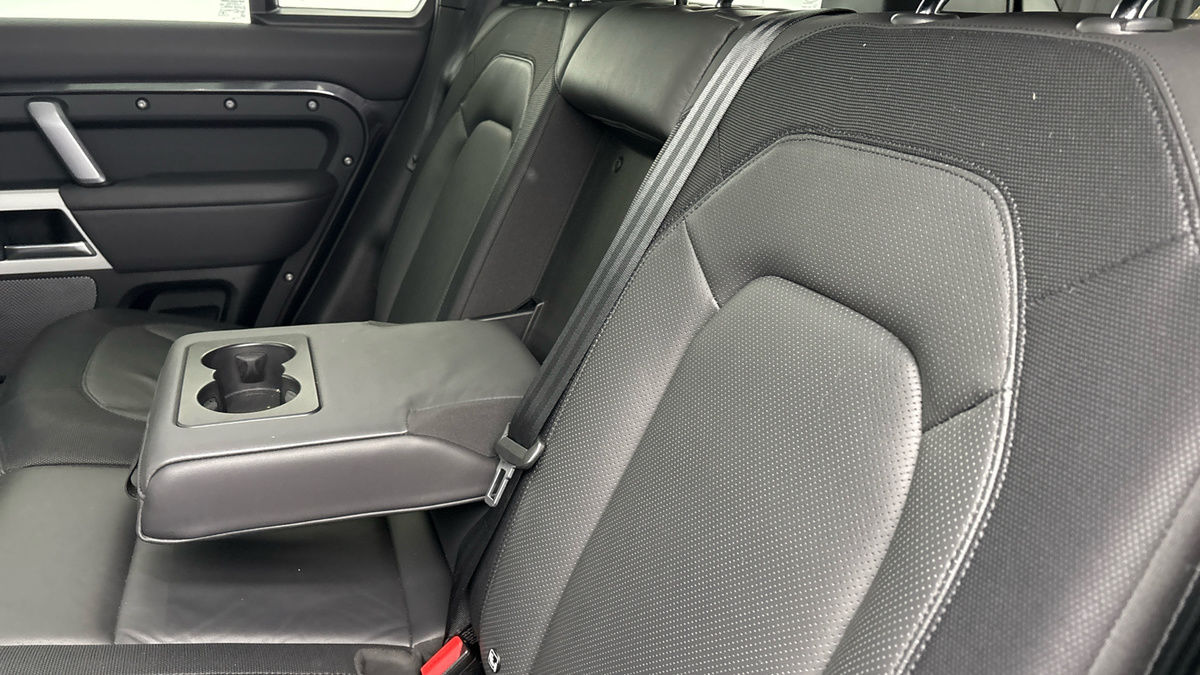 Land Rover Defender 110 Image 9