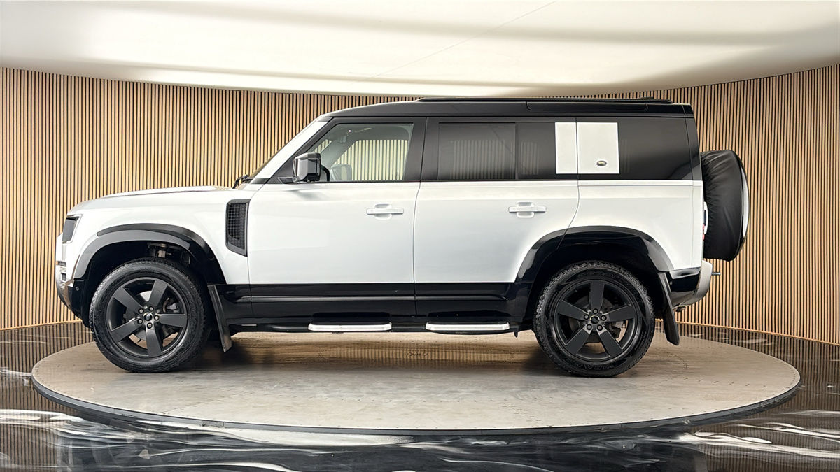 Land Rover Defender 110 Image 15