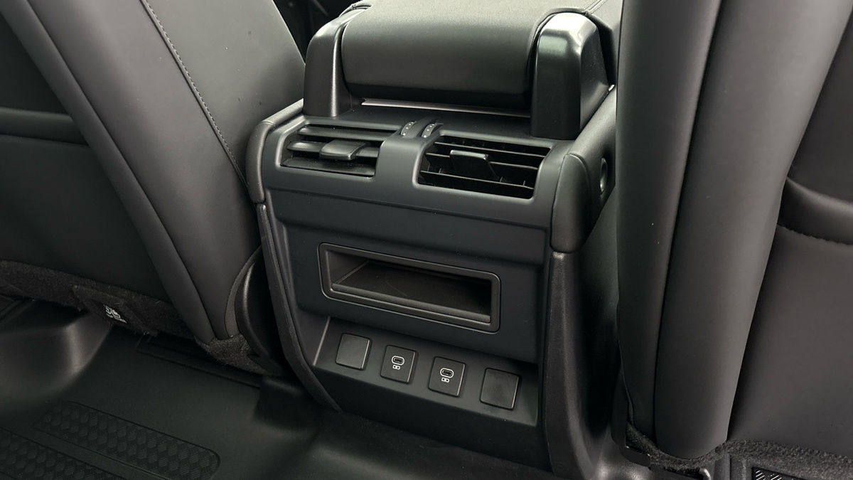 Land Rover Defender 110 Image 25