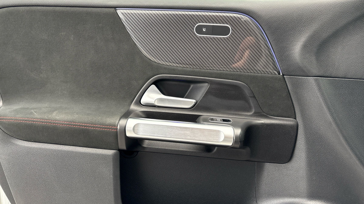 Mercedes-Benz GLB Image 19