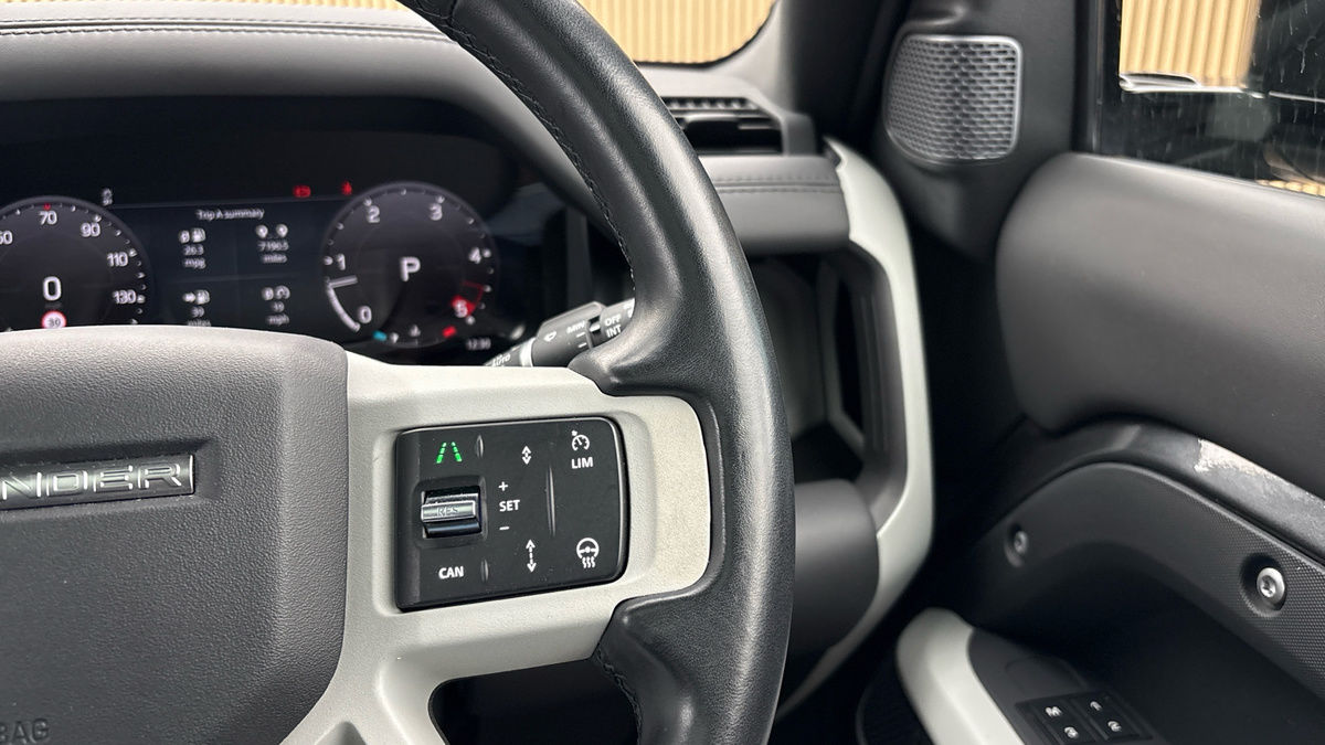 Land Rover Defender 110 Image 14