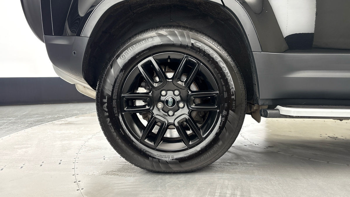 Land Rover Defender 110 Image 10