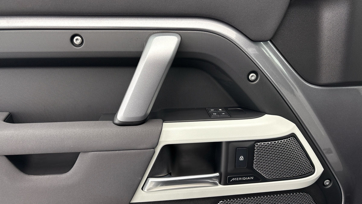 Land Rover Defender 90 Urban Image 19