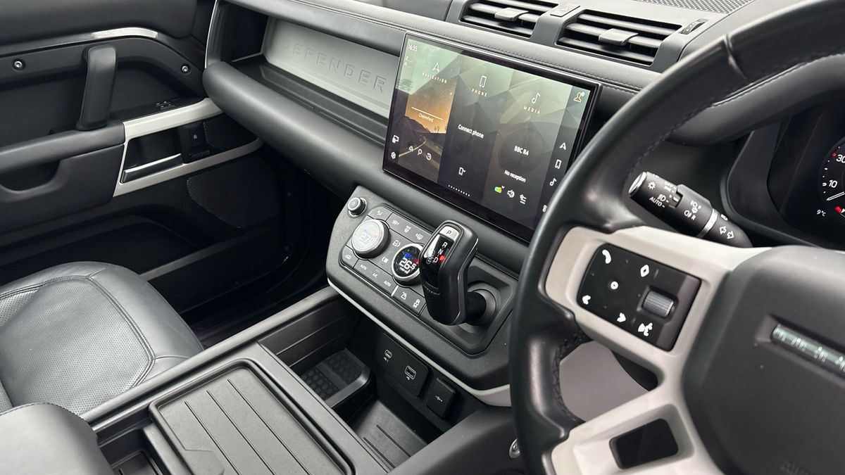 Land Rover Defender 110 Image 18