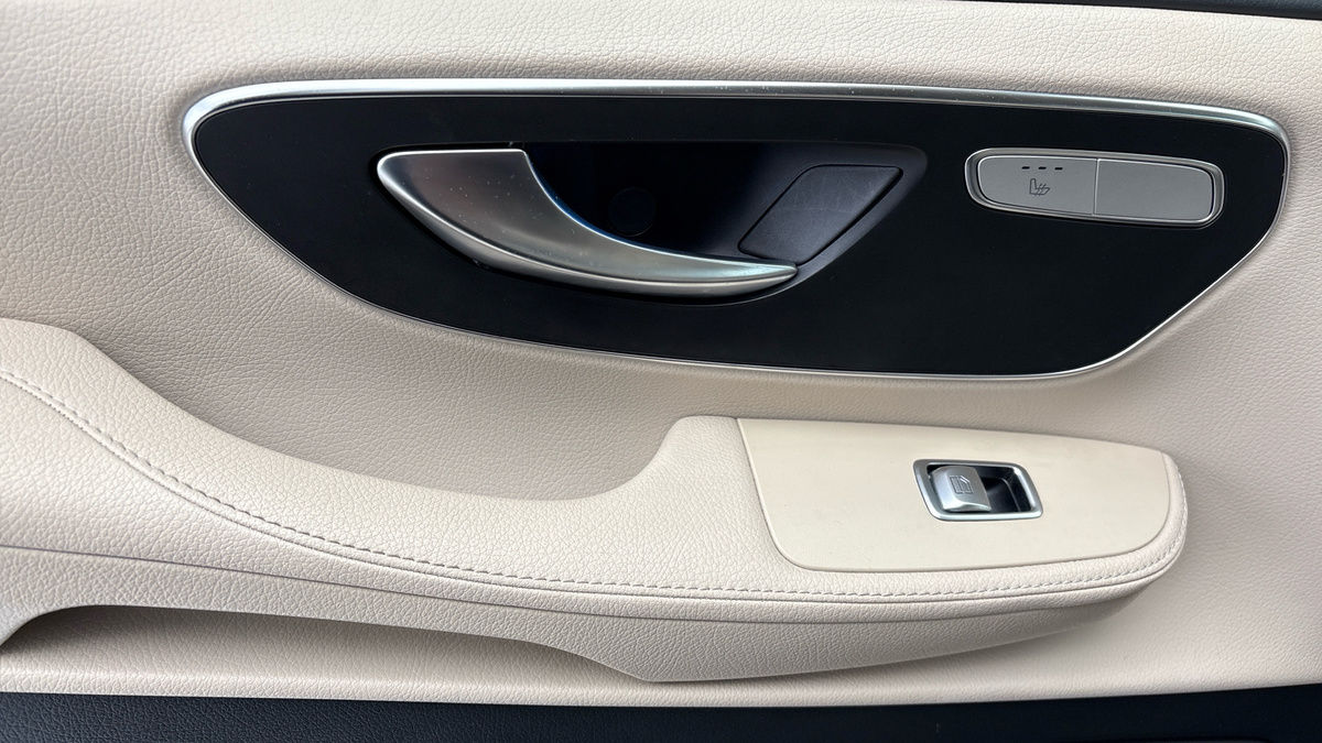 Mercedes-Benz V Class Image 19