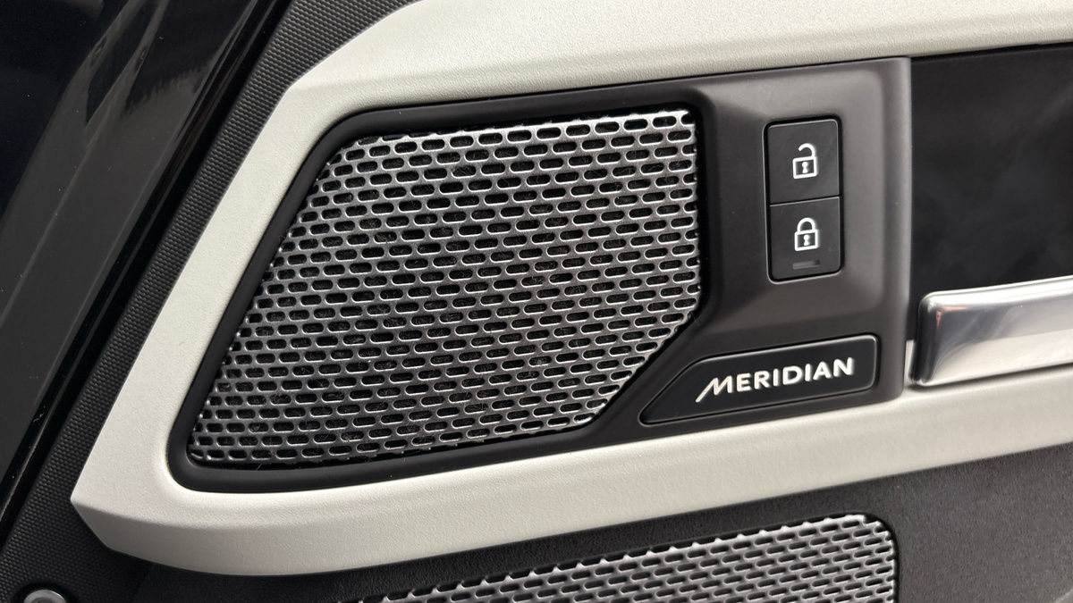 Land Rover Defender 110 Image 25