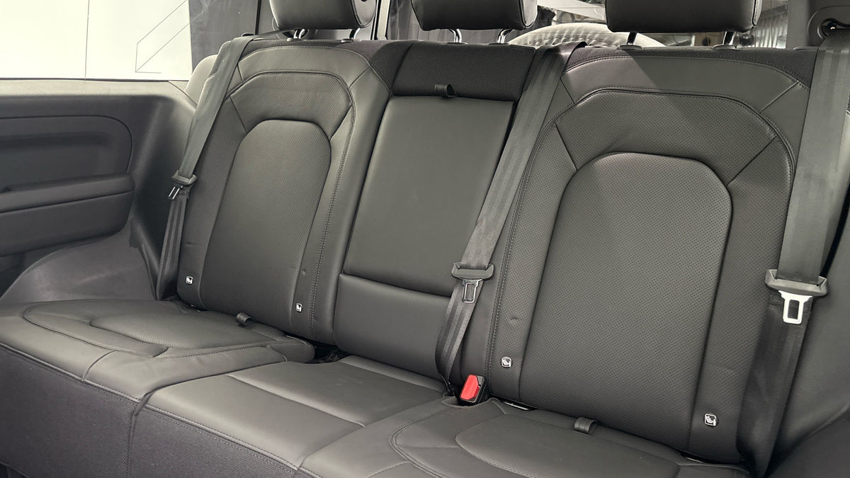 Land Rover Defender 90 Image 8