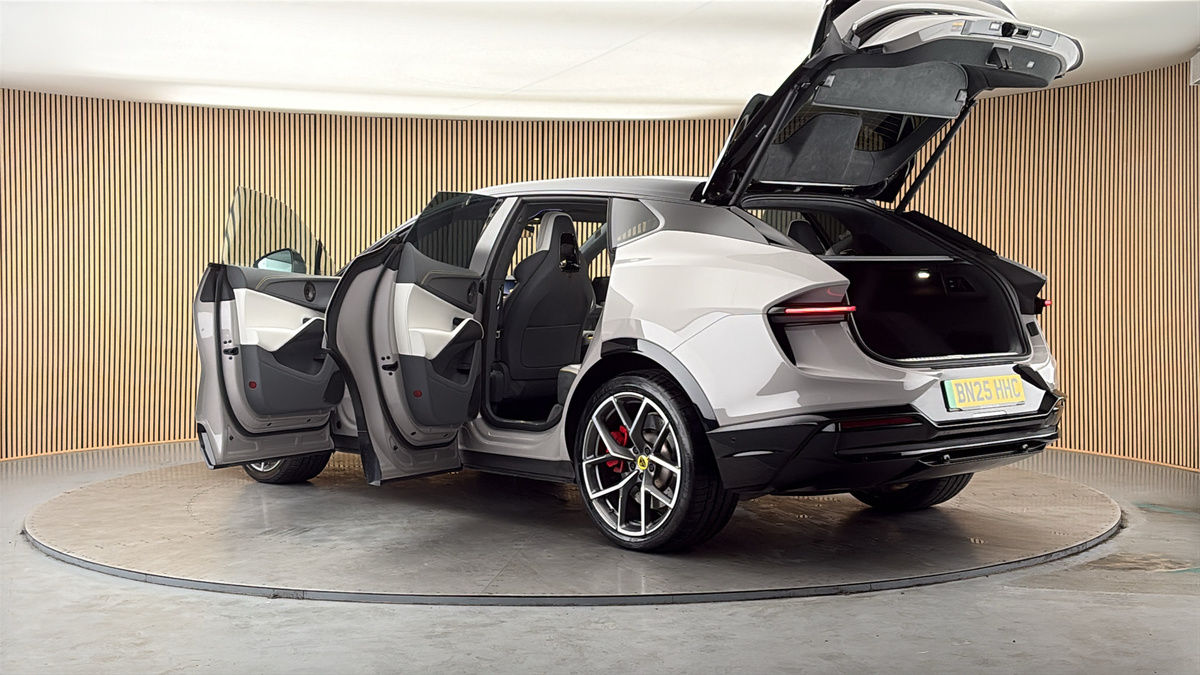 More views of Lotus Eletre