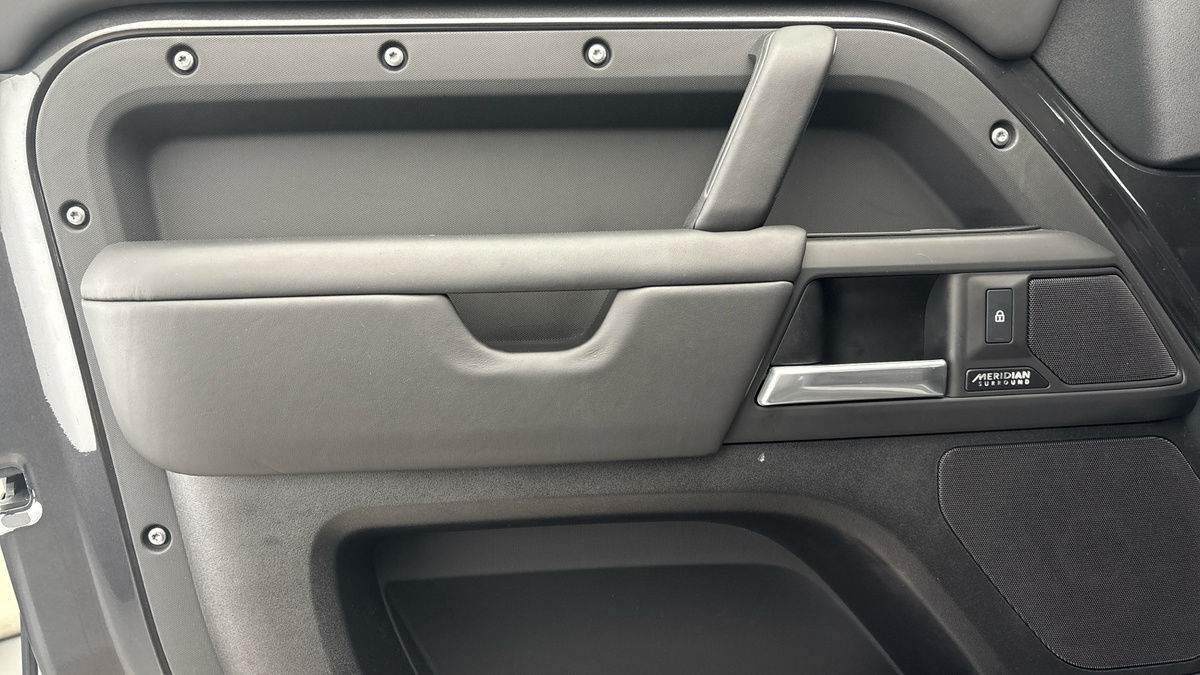 Land Rover Defender 110 Urban Image 19