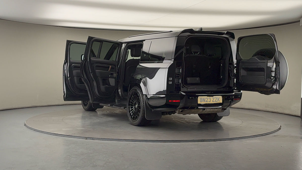 Land Rover Defender 130 Urban Image 23