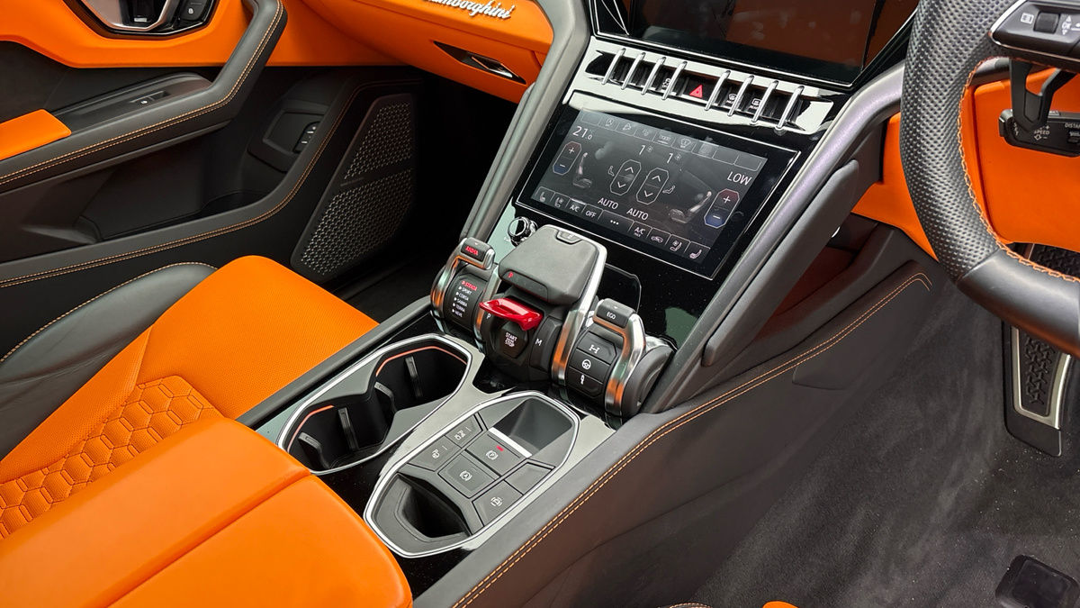 Lamborghini Urus Image 18