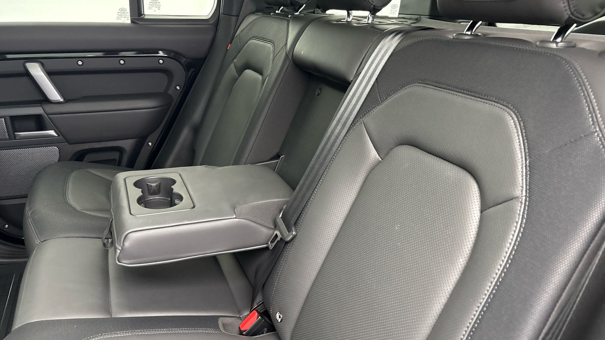 Land Rover Defender 110 Image 9