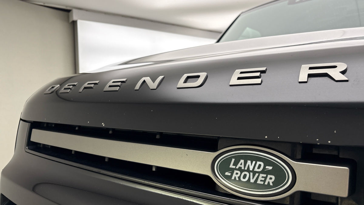 Land Rover Defender 110 Image 24