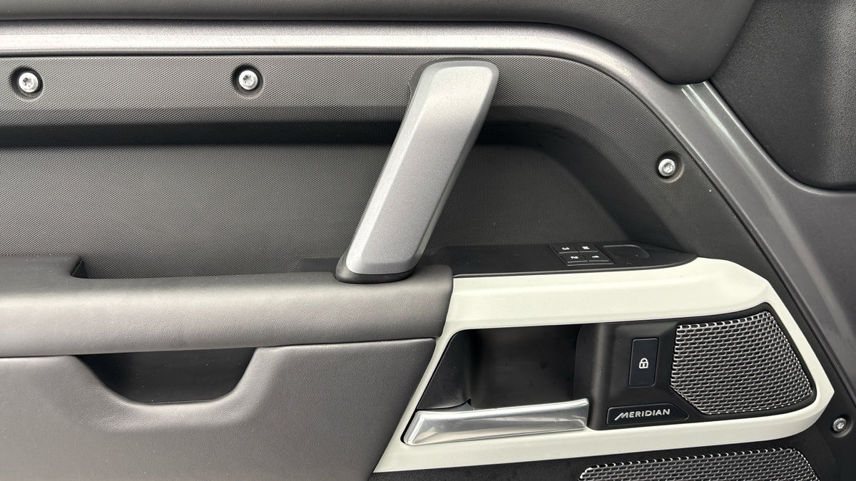 Land Rover Defender 110 Image 19