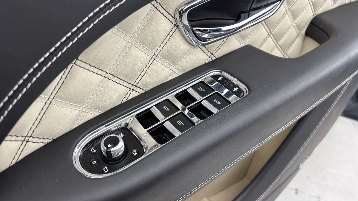 Bentley Bentayga Image 30