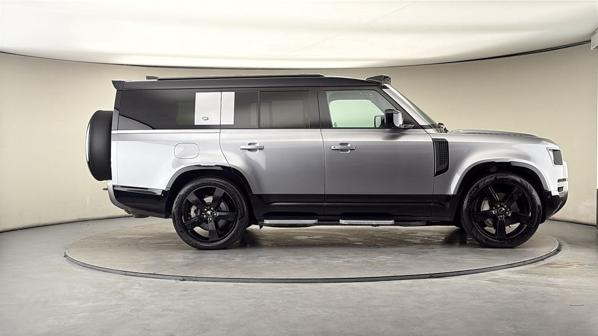 Land Rover Defender 130 Image 16