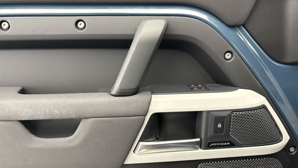 Land Rover Defender 110 Image 19