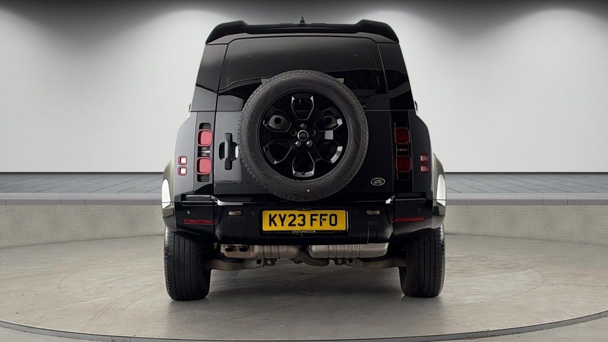 Land Rover Defender 110 Image 4