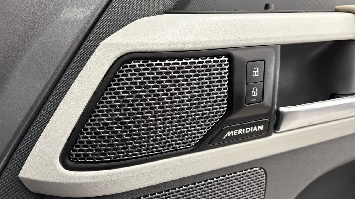 Land Rover Defender 110 Image 25