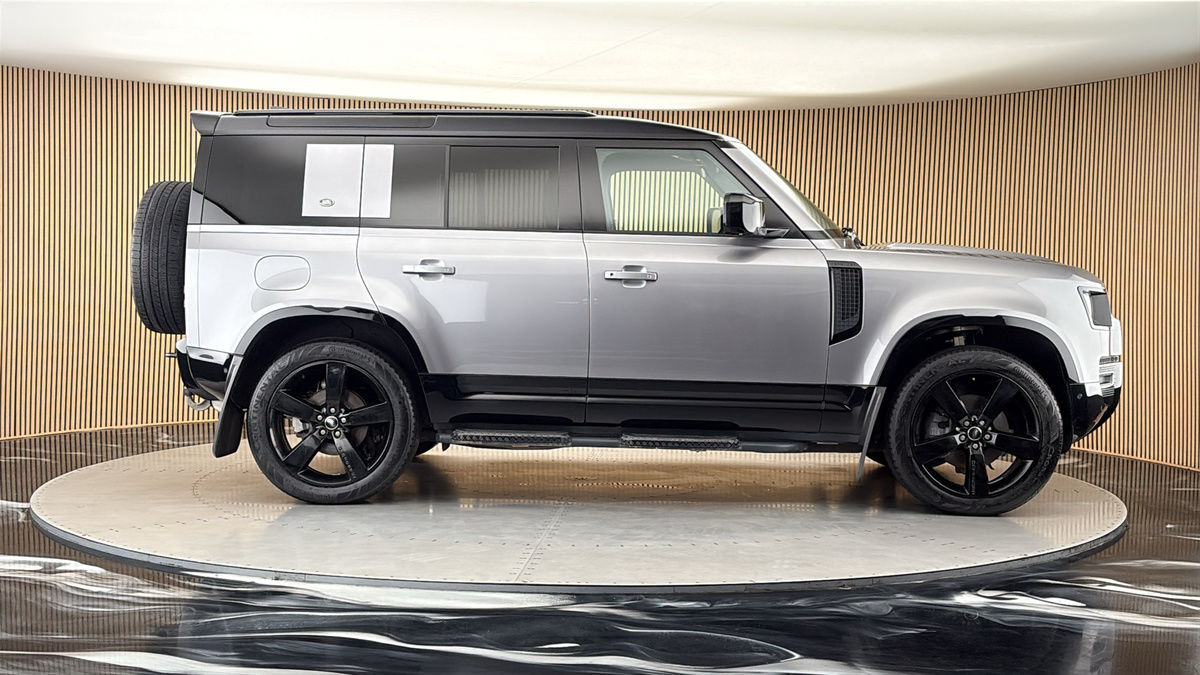 Land Rover Defender 110 Image 16