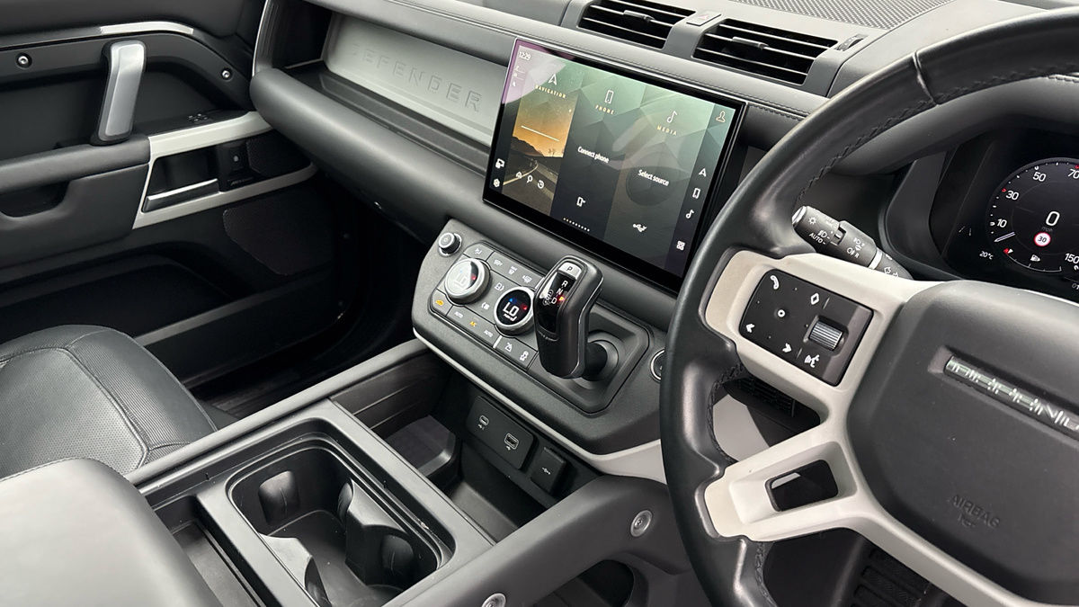 Land Rover Defender 110 Image 18