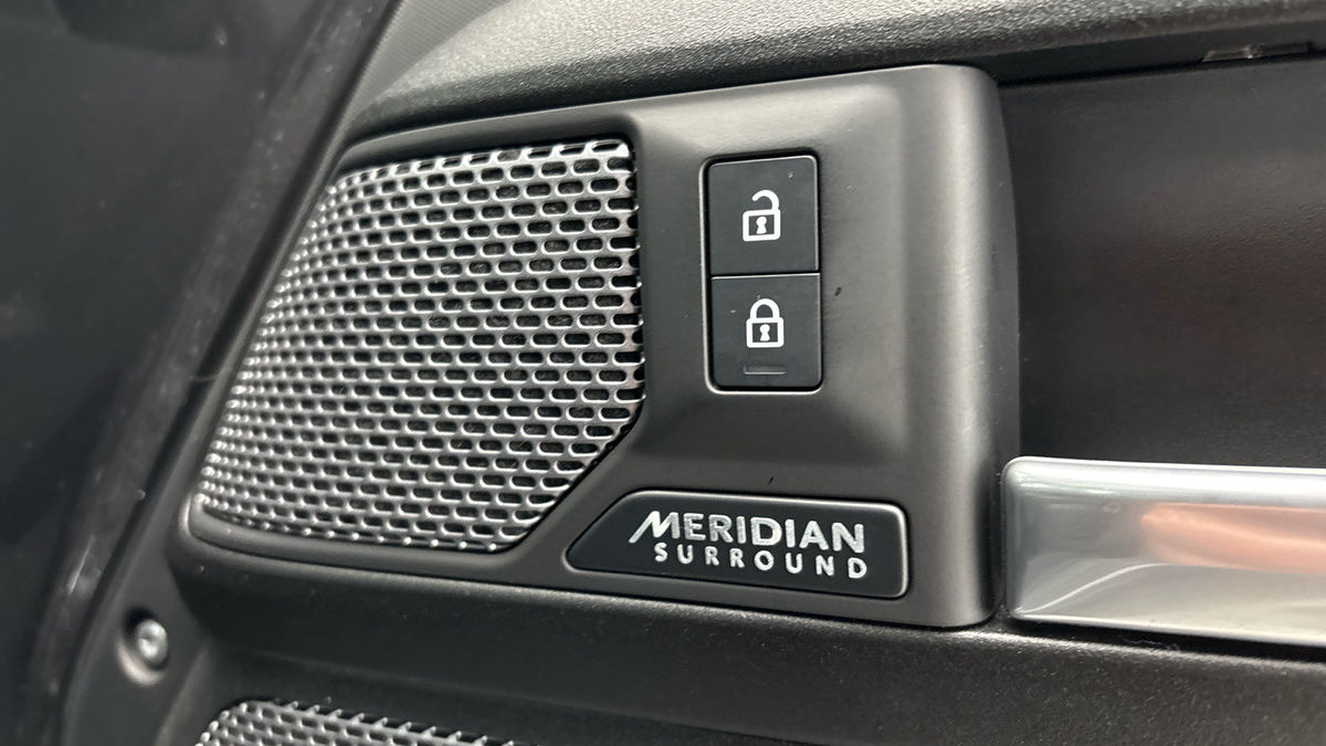 Land Rover Defender 110 Image 25