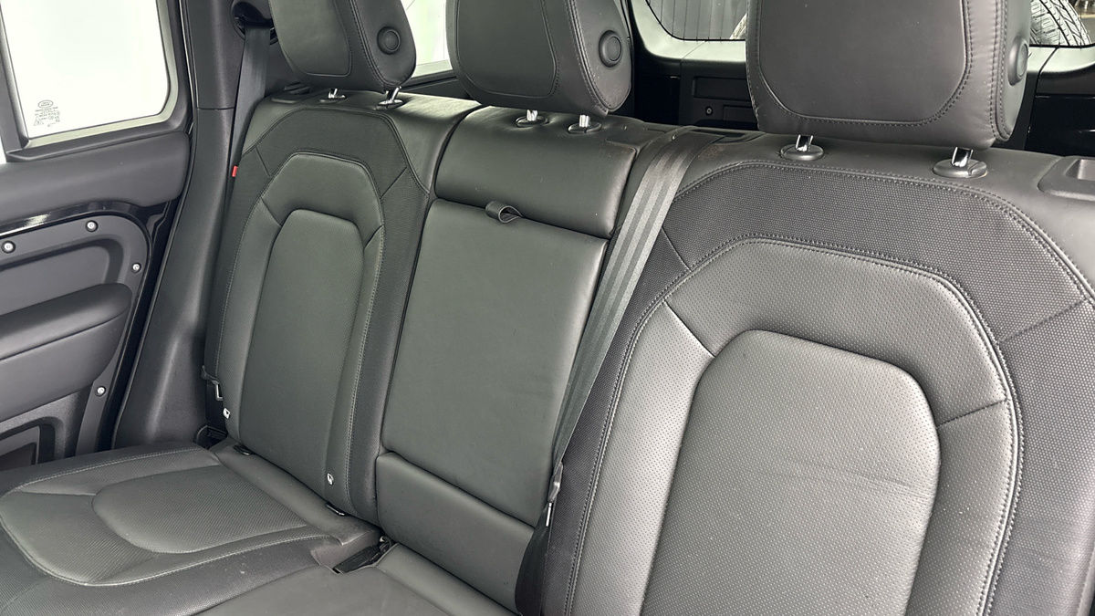 Land Rover Defender 110 Image 8