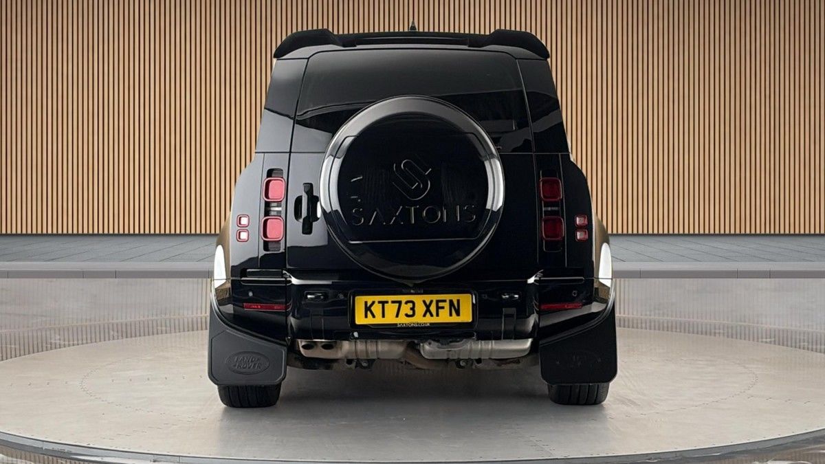 Land Rover Defender 110 Image 4