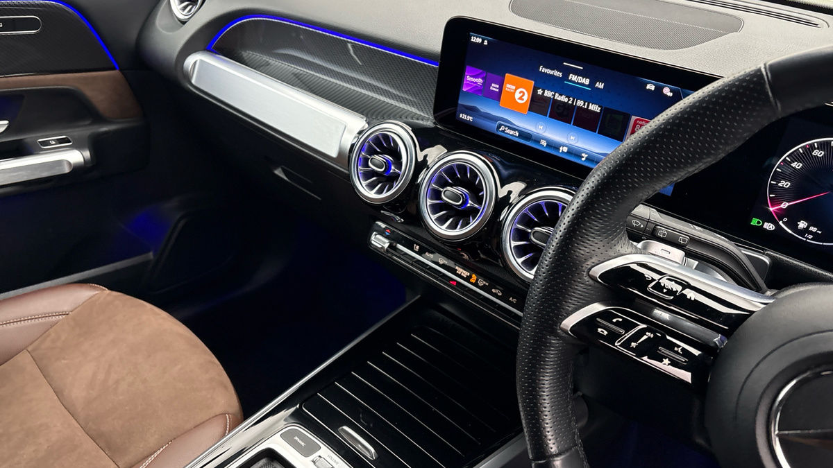 Mercedes-Benz GLB Image 18